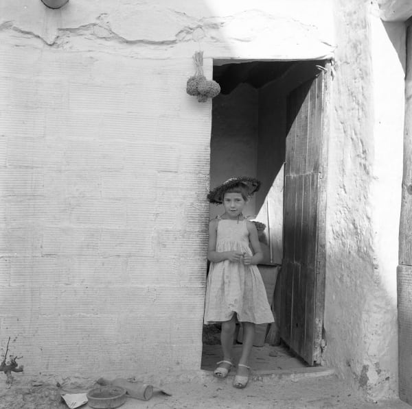 Oriol Maspons, Girl in Doorway, Dalt Vila, Ibiza, cerca 1957