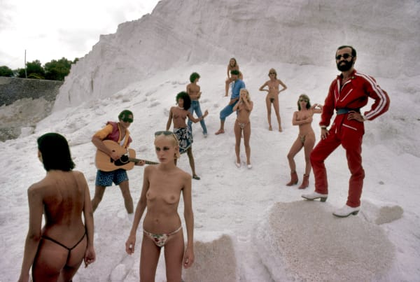 Oriol Maspons, Emilio Fernández García, manager of Ku and his staff on the salt piles, Ses Salines, Ibiza, cerca 1980