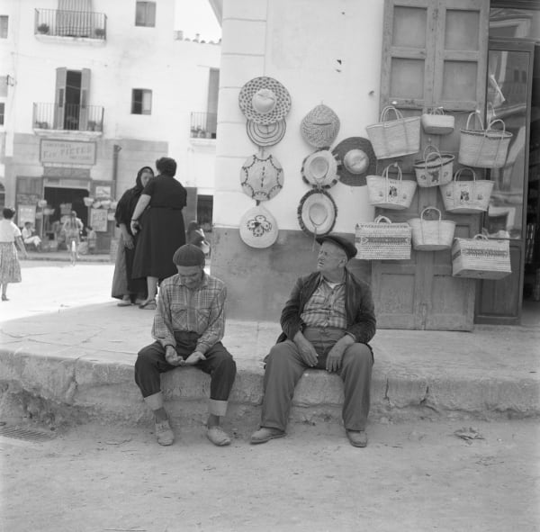 Oriol Maspons, Two Men Sitting on The Curb, Ibiza, Spain, cerca 1980