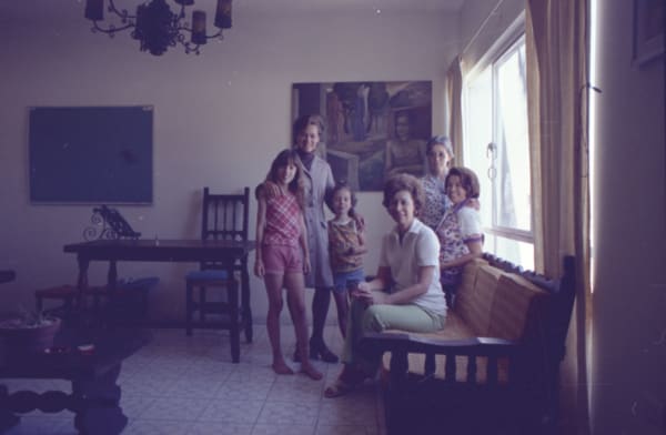 Alberto Herrera, Blanca con sus hijas y Graciela Leal en el Instituto de Cultura Superior, 1978