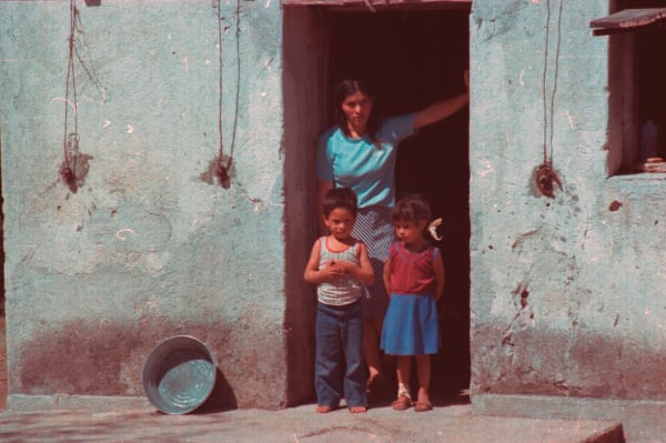 Alberto Herrera, Familia en la puerta
