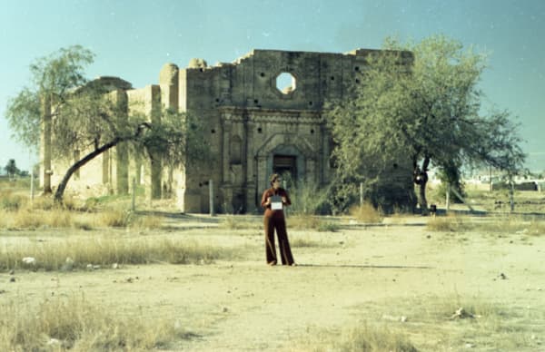 Alberto Herrera, Blanca Rosa Molina frente la Capilla de San Antonio en Hermosillo, Sonora, 1978