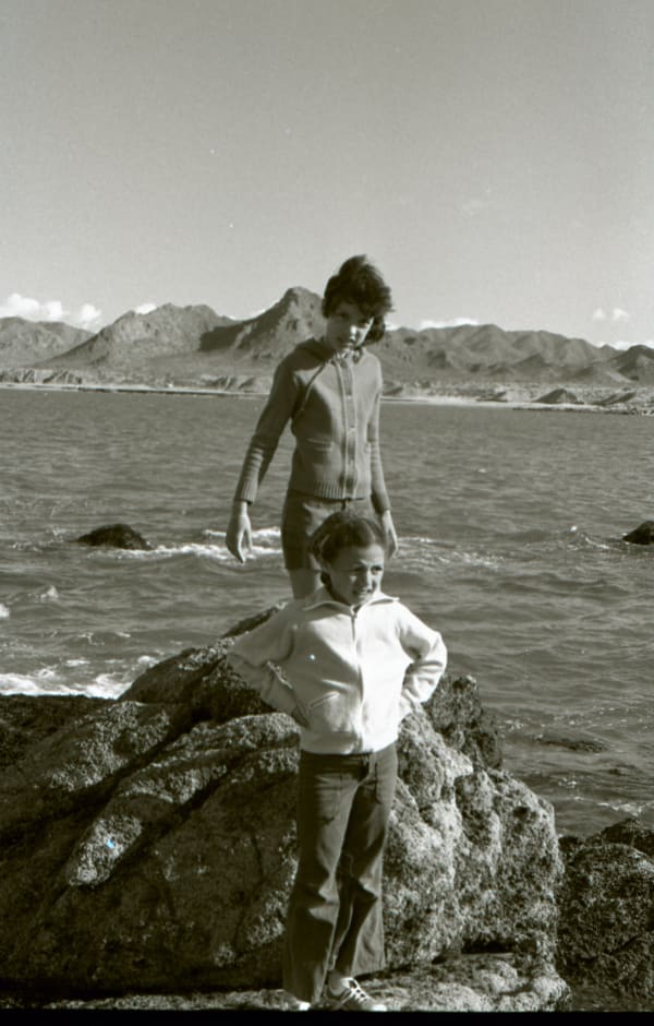 Alberto Herrera, Blanca y Carmen en las piedras en Kino, 1978