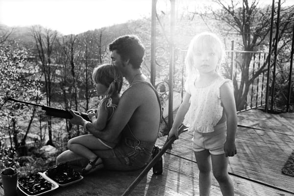 Bertien van Manen, Amanda, Bobby, Megin on porch no.46, Cumberland, 1987