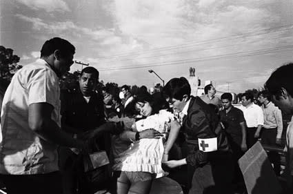 Enrique Metinides Untitled (Rescate mujer desmayada,Ciudad de México), 1965