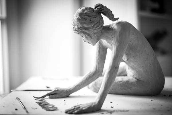 LINDE ERGO, WOMAN WRITING IN THE SAND