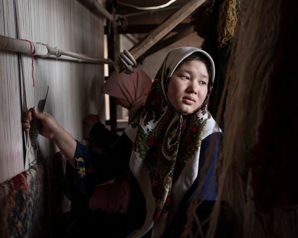 Johanna-Maria Fritz, Sakina weaving a 24 meter carpet, 2021