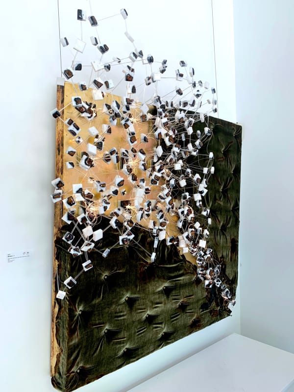 ROD, fleur 2, printemps, art floral, art d'installation, fibre optique, lumière sur mur, art contemporain, art de la fragmentation, installation contemporaine, décoration murale étonnante, design d'art, design d'intérieur, maison d'art, art abstrait, tissu, mix media, galerie art thema heyi, galerie d'art bruxelles