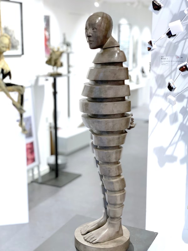 Entasis, Isabel Miramontes, staande man, hedendaagse beeldhouwkunst, beeldhouwkunst, bronzen beeld, interieurdecoratie, kunstdecoratie, kunstontwerp, huiskunst, interieurkunstidee, woonkamerdecoratie, tuindecoratie, kunstdecoratie, art thema heyi, kunstgalerie brussels, galerie voor hedendaagse kunst