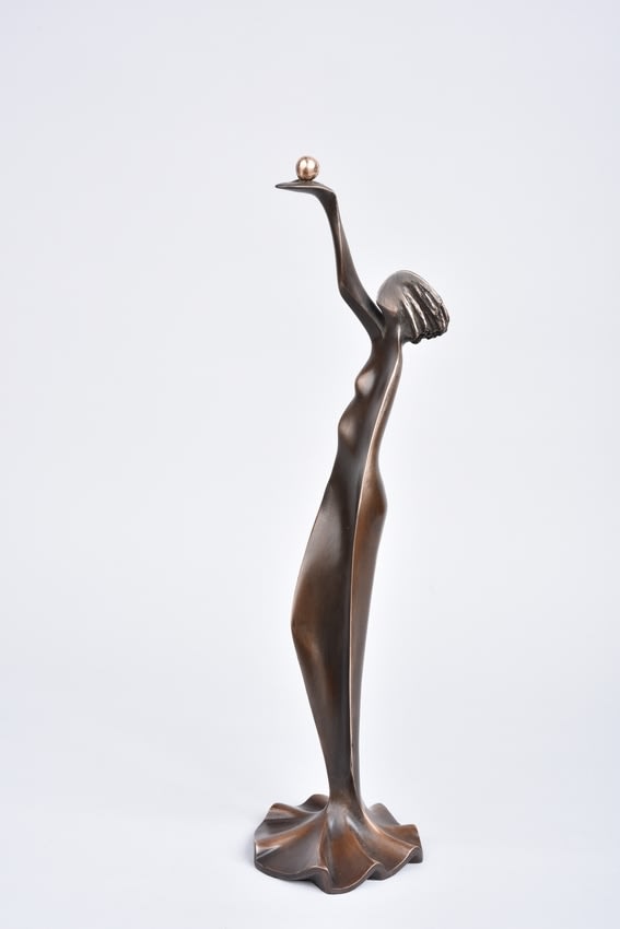baldini, sculpture, bronze, woman sculpture, petite, silhouette, féminine, boule doré, courbe, femme, décoration, statue, art contemporain, galerie d'art, galerie d'art belge, galerie d'art bruxelloise, art yi, art yi gallery