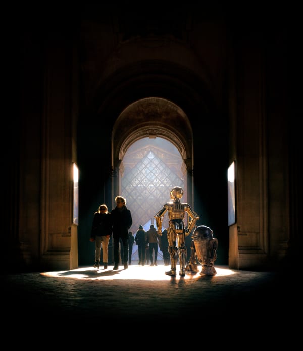 BB8 et C3PO au Louvre, robots Star Wars pyramide du Louvre, scène Star Wars Paris, BB8 devant pyramide Louvre, C3PO musée du Louvre, personnages Star Wars dans Paris, univers Star Wars au Louvre, promenade de robots futuristes au musée, pop culture au Louvre, art numérique Star Wars Paris, robots iconiques Star Wars pyramide, rencontre science-fiction et patrimoine, décor parisien pyramide du Louvre, BB8 C3PO photographie créative, Star Wars au cœur de Paris, ambiance futuriste au musée du Louvre, image artistique robots Star Wars Paris, crossover Star Wars et architecture parisienne, robots dans la cour du Louvre, composition fantastique pyramide Louvre