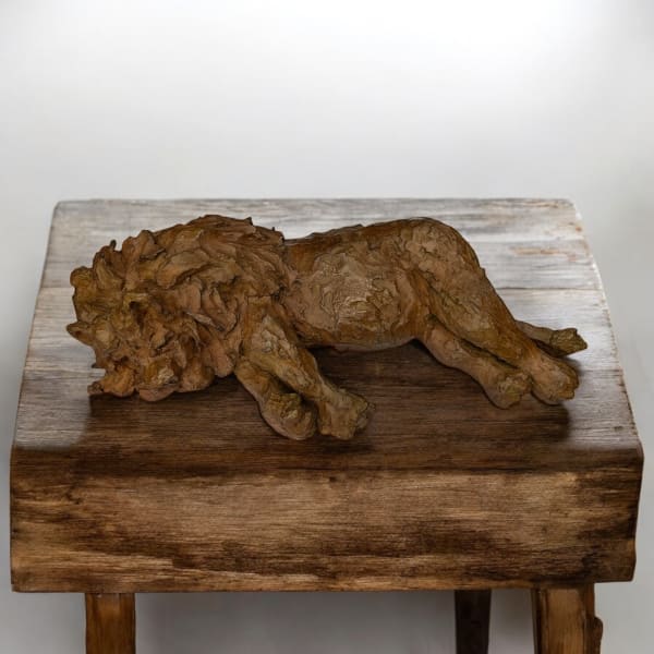 Le Lion allongé, sculpture animalière contemporaine par Bast, lion en position couchée, œuvre expressive de collection en bronze à la surface texturée