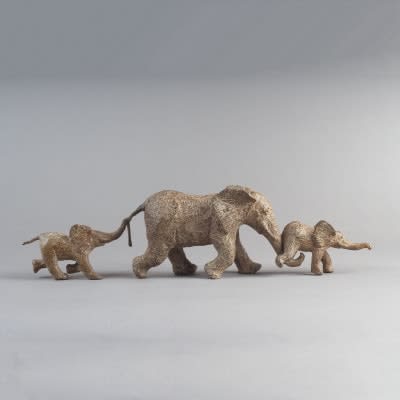 sophie verger, sculpture, bronze, éléphants, famille d'éléphants, 4 éléphants, acrobaties, l'un sur l'autre, humour, rigolo, tendre, art thema, artthema, galerie, belgique, france, smart, aix, art thema