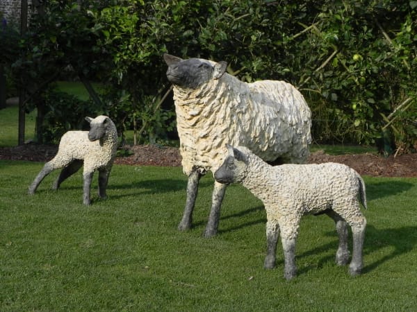 sculpture en bronze, moutons en bronze, agneaux en bronze, sculpture animalière, famille de moutons, bronze patiné, art belge, sculpture figurative, taille nature, décoration de jardin, œuvre d’art extérieure, sculpture contemporaine, sculpture pour parc, artiste belge, art de jardin, sculpture réaliste, moutons décoratifs, bronze d’art, livraison internationale, shipping worldwide