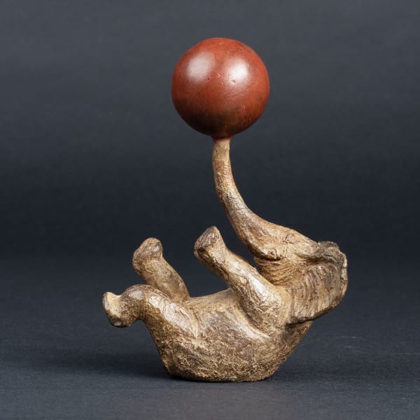 artthema, art thema, sophie verger, small, art thema, heyi gallery, bruxelles, éléphant, famille d'éléphant, bébé, animal, sculpture, bronze, ballon, rouge