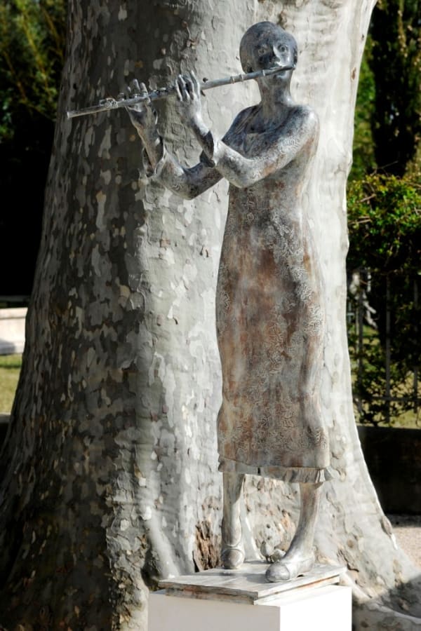 la fludiste, rené julien, sculpture en bronze, sculpture figurative, sculpture femme, sculpture d'amour, sculpture fille, sculpture romantique, sculpture contemporaine, sculpture monumentale, art thema heyi, galerie d'art bruxelles, sculpture de jardin, design d'intérieur, décoration d'art, design d'intérieur