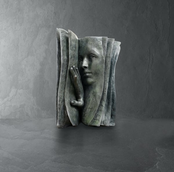 art thema, artthema, art, thema, Who is the reader, Qui est le lecteur, femme, livremystery, hand, beautiful girl, woman, book, bronze, sculpture, contemporary art, italian art, Paola Grizi, Art Thema Heyi Gallery, Brussels