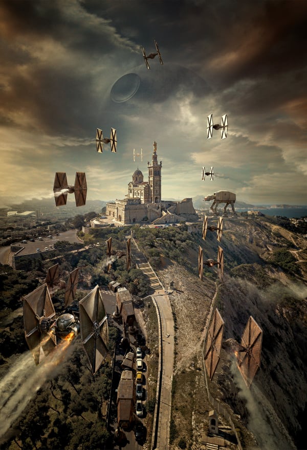 Star Wars Marseille Notre-Dame de la Garde, vaisseaux Star Wars Bonne Mère, dinosaure métallique Marseille, créature métal Notre-Dame de la Garde, scène Star Wars Marseille, Laurent Pons Star Wars Marseille, art digital Star Wars Provence, montage Star Wars Bonne Mère, pop culture à Marseille, vaisseaux futuristes Marseille, dinosaure sculpture métal Marseille, Star Wars surplombant la ville, composition artistique Marseille, paysage urbain avec Star Wars, œuvre visuelle Notre-Dame de la Garde, science-fiction Marseille, Star Wars dans le sud de la France, photographie créative Bonne Mère, monument emblématique Marseille Star Wars, scène fantastique Marseille
