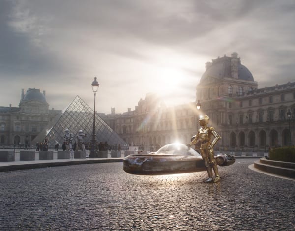 Star Wars devant la pyramide du Louvre, Darth Vader au Louvre, stormtrooper pyramide du Louvre, scène Star Wars Paris, Laurent Pons Star Wars Louvre, montage photo Star Wars musée du Louvre, art contemporain Star Wars Paris, photographie artistique pyramide du Louvre Star Wars, œuvre Star Wars dans un lieu iconique parisien, photo de science-fiction au Louvre, art urbain numérique Star Wars Paris, création visuelle Star Wars pyramide du Louvre, impression d’art Star Wars Paris, Darth Vader devant un monument historique, stormtrooper dans un décor parisien, art photo pop culture Louvre, Star Wars rencontre patrimoine français