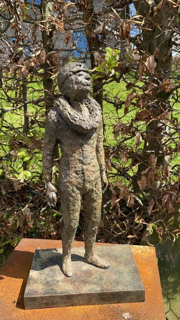 de winnaar, lieven d'haese, bronzen sculptuur, race-sculptuur, happy sculpture, aviator sculpture, kindersculptuur, kindsculptuur, jongenssculptuur, onschuldige sculptuur, sculptuur van hoop, beeldhouwkunst, sculptuur van de natuur, interieursculptuur, figuratieve kunst, figuratief beeldhouwkunst, hedendaagse beeldhouwkunst, interieurvormgeving, kunstdecoratie, salondecoratie, art thema heyi, belgische kunstgalerie,