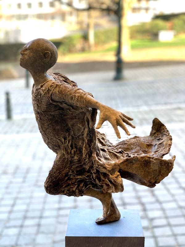 Bijna vliegend, lieven d'haese, sculptuur, bronzen sculptuur, hedendaagse sculptuur, kindersculptuur, jongenssculptuur, onschuldige sculptuur, sculptuur van vreugde, sculptuur van hoop, sculptuurkunst, sculptuur van afrika, afrikaanse kunst, interieursculptuur, buitensculptuur, figuratief kunst, figuratieve beeldhouwkunst, interieurontwerp, exterieurontwerp, interieurdecoratie, kunstdecoratie, woondecoratie, tuindecoratie, huisontwerp, woonkamerdecoratie, buitenbeeldhouwwerk, tuinbeeldhouwwerk, jongensbeeldhouwwerk, afrikaans beeldhouwwerk, afrika, afrikaanse kunst, vrijheidsbeeldhouwkunst, kunstgalerij, belgische kunstgalerij, brusselse kunstgalerij, art yi, art yi galerij