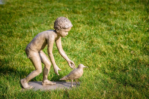 sculpture, bronze, cute, sweet, poetic, little girl, garden, decoration, figurative art, portrait, cols, art thema, artthema, hasselt fine art fair, boy, boy with seagull, knokke
