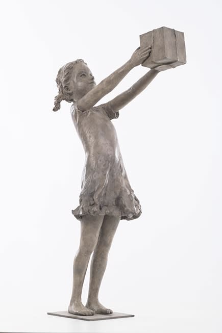 béatrice cols, cols, artiste, sculpteur, belge, robe, fille, fillette, jolie, gracieuse, douce, tresse, été, calme, douceur, rêve, bronze, taille moyenne, art thema, artthema, art, thema, antica namur, antica bruxelles, fine art fair, wavre