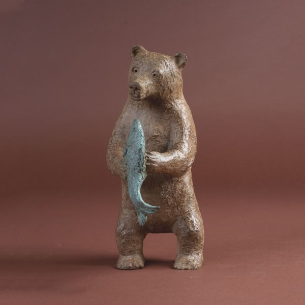 Sculpture "Un Festin de Roi" de Sophie Verger – ours pêchant un poisson, art animalier contemporain, Œuvre en bronze de Sophie Verger représentant un ours avec un poisson – SMART Aix-en-Provence, Sculpture d’un ours pêcheur – "Un Festin de Roi" par l’artiste Sophie Verger, Sculpture animalière de Sophie Verger – ours attrapant un poisson, exposée à SMART Aix, Sophie Verger, sculpture en bronze – ours au festin, scène poétique et réaliste, "Un Festin de Roi" – œuvre d’art contemporaine représentant un ours avec sa prise, Sculpture figurative d’un ours pêchant un poisson – Sophie Verger au salon SMART, Art contemporain figuratif – ours et poisson dans "Un Festin de Roi" de Sophie Verger, Ours sculpté en bronze par Sophie Verger – œuvre exposée à Aix-en-Provence, "Un Festin de Roi", scène animalière sculptée – ours en pleine pêche, par Sophie Verger, Sculpture poétique en bronze – ours et poisson par l’artiste Sophie Verger, Art animalier contemporain – sculpture "Un Festin de Roi" de Sophie Verger, Œuvre de Sophie Verger à SMART Aix – ours réaliste avec poisson dans les pattes, Bronze figuratif de Sophie Verger – ours gourmand et scène de nature, Sculpture en bronze "Un Festin de Roi" – ours naturaliste, pêcheur de talent.