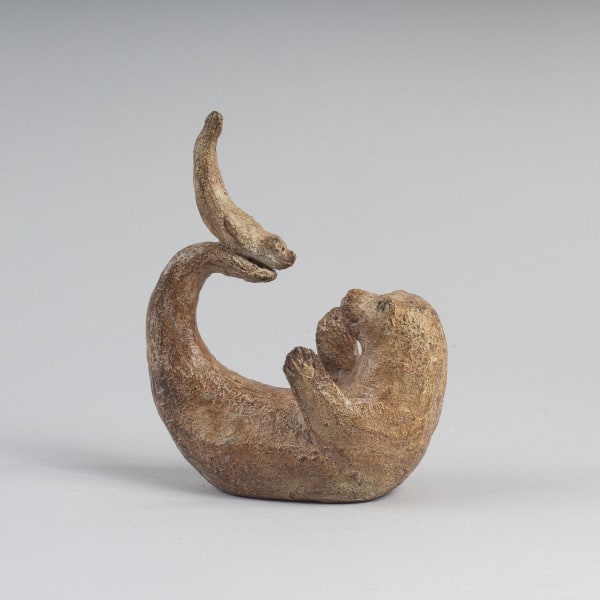 Zeehond en haar babyzeehondsculptuur, zeediersculptuur van Sophie Verger, bronzen sculptuur, hedendaagse sculptuur, zeehondenfamilie die samen speelt, kunstdecoratie, in de kunstgalerie Art Yi in Brussel