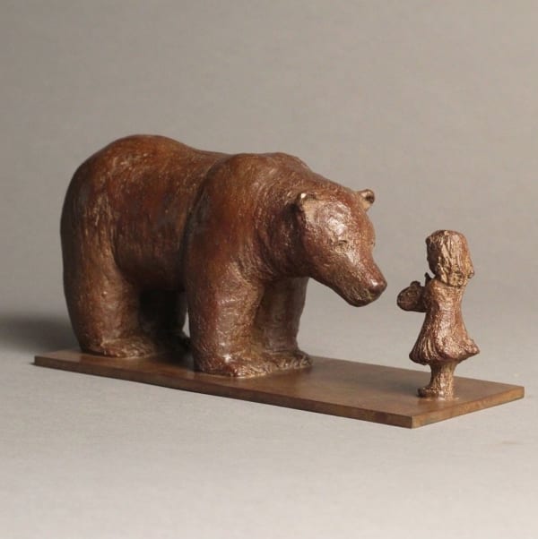  135 / 5 000 Résultats de traduction Résultat de traduction The offering cute child and adorable animal bear contemporary bronze sculpture Sophie Verger Art Yi gallery Brussels art gallery