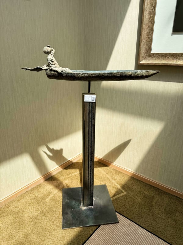 fast Essenszeit Lieven d'Haese zeitgenössische Bronzeskulptur Bootsskulptur Kinderskulptur Kindheitstraum monumentale Skulptur Gartenkunst Gartenskulptur Gartengestaltung Art Yi Kunstgalerie in Brüssel