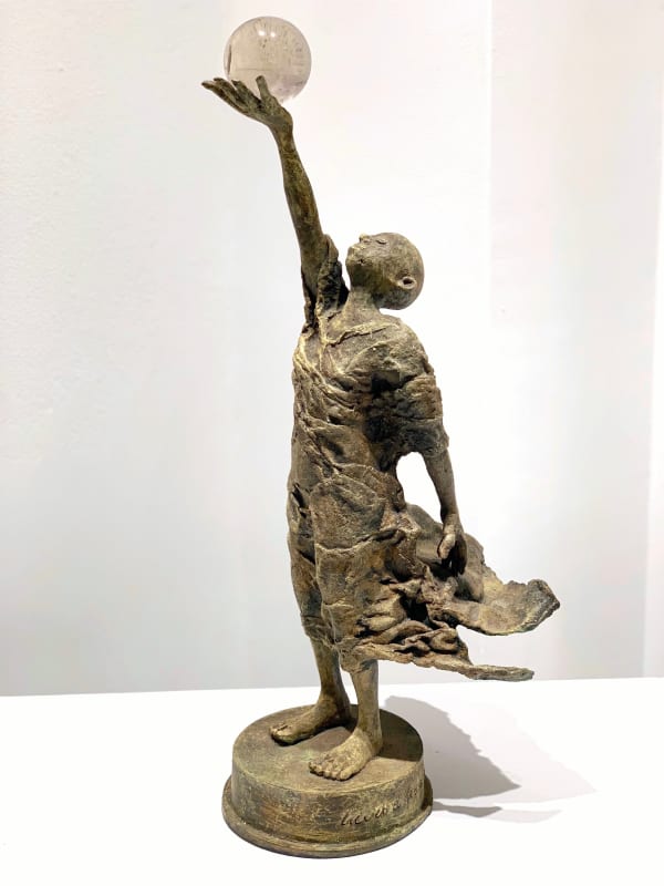 Visionary lieven d'haese contemporary bronze sculpture a boy holdiing a crystal ball sculpture of imagination Art Yi child sculpture childhood dream art gallery in brussels