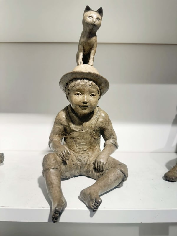 Tom Sawyer or The Cat on the Hat bronze sculpture Sylvie Gaudissart cute boy scultpure with a cat on his hat Art Yi gallery Brussels art gallery