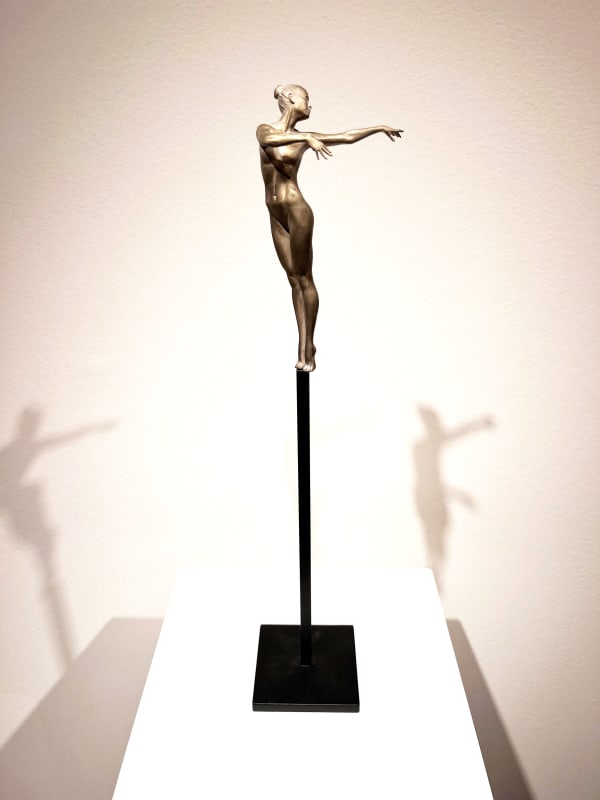 La vie en mouvement (s) sculpture miniature de fille dansante de Marc de Corte sculpture contemporaine en bronze sculpture femme sculpture danse à la galerie Art Yi à Bruxelles