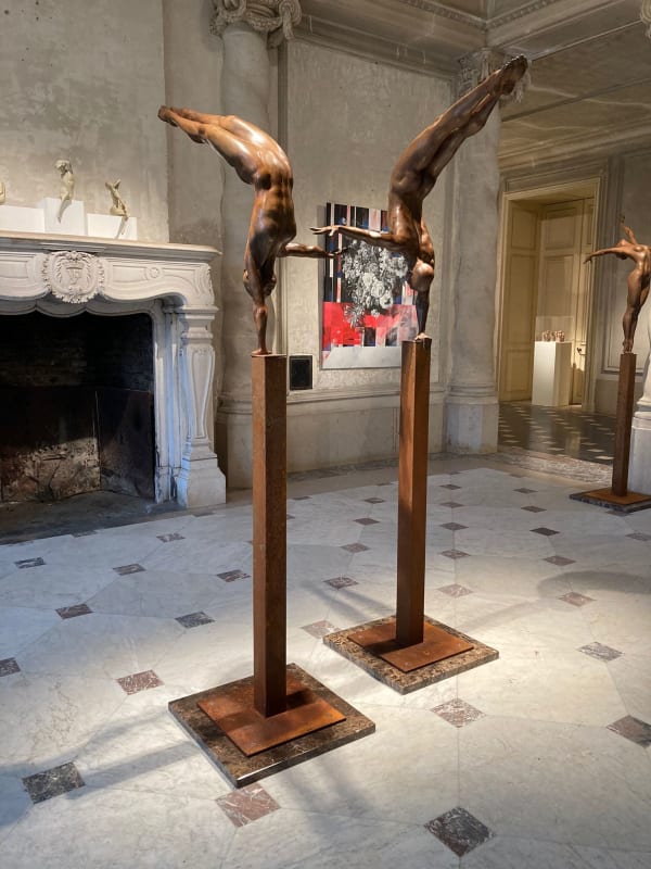 Unsere soziale Distanz Marc de Corte Skulptur einer tanzenden Frau Skulptur eines Paares Skulptur eines tanzenden Paares Skulptur eines Mädchens Skulptur eines nackten Menschen Gartenskulptur Bronzeskulptur zeitgenössische Skulptur Art Yi-Galerie Brüsseler Kunstgalerie