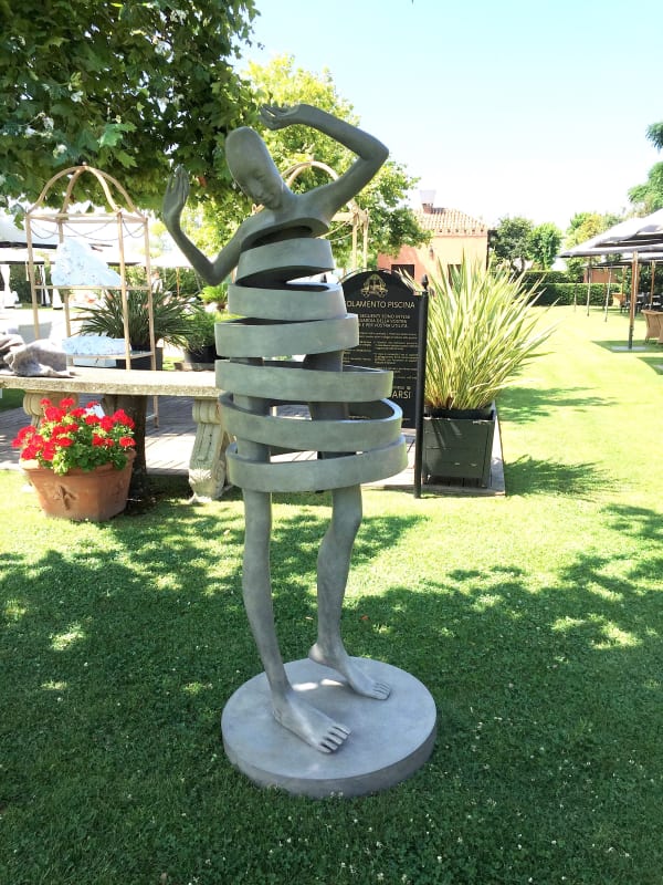 Isabel Miramontes Contemporary Bronze Sculpture Abstract Art garden sculpture human size Mira a dancing girl sculpture turning her dress around ART YI GALLERY Brussels art gallery