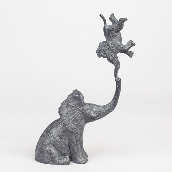 Seated elephant and its little one elephant sculpture Sophie Verger adorable animal sculpture bronze sculpture art decoration animal art collection Art Yi Gallery Brussels art gallery