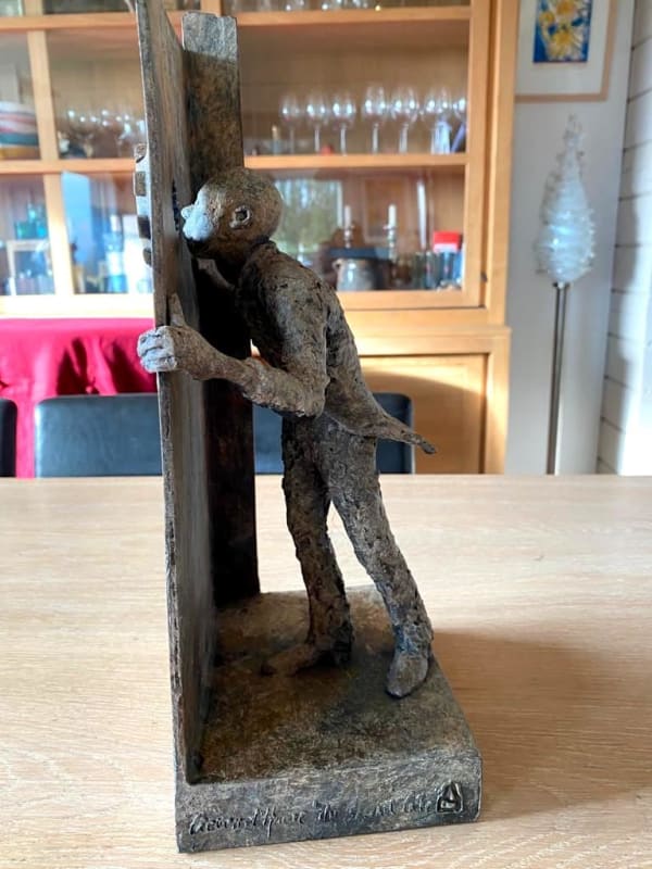 het Bijzondere gat lieven d'haese hedendaagse bronzen sculptuur kunstjongen kijkt door een klein gaatje naar de toekomst Art Yi-galerij Kunstgalerij Brussel