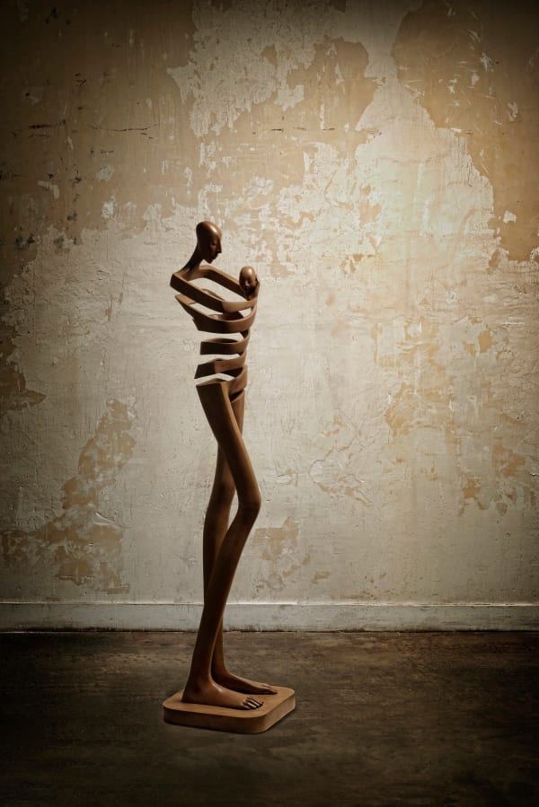 Isabel Miramontes hedendaagse bronzen sculptuur abstracte kunst sculptuur decoratie ontwerp minimalisme corazon een moeder die haar baby in haar arm houdt tuinbeeld