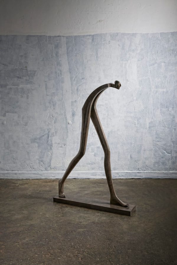 een man die in grote stap loopt isabel miramontes minimalisme hedendaagse bronzen sculptuur tuinsculptuur interieurontwerp yi art kunstgalerij brussel