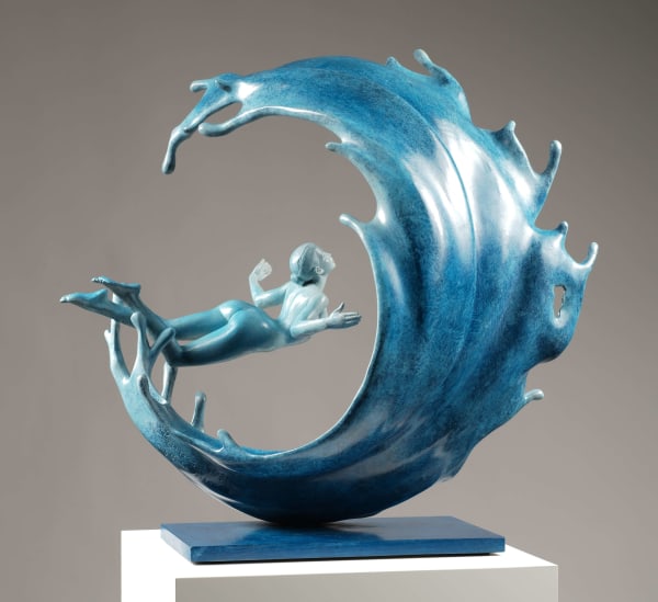 potenti onde scultura in bronzo contemporanea Liang Binbin artista cinese scultura del mare blu una bella ragazza che nuota o fa surf in una grande arte della scultura delle onde