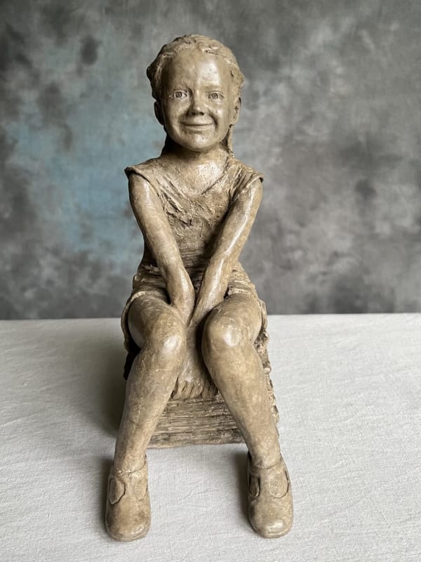 sur mes livres sculpture bronze Sylvie Gaudissart jolie sculpture fille et garçon lisant des livres à son ours en peluche Galerie Art Yi Galerie d'art de Bruxelles