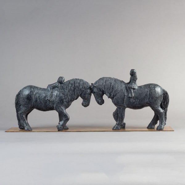 Deux percherons et leurs petits cavaliers sculpture chevaux équitation Sophie Verger deux filles chevauchant deux chevaux et adorable sculpture sculpture animalière sculpture en bronze sculpture contemporaine Galerie Art Yi Galerie d'art de Bruxelles chevalier en danse