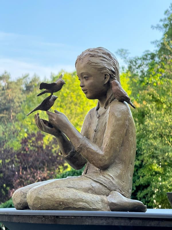 Le chant des oiseaux jolie fille sculpture sculpture en bronze sculpture de jardin sculpture d'oiseau de Sabine Stinglhamber à la galerie Art Yi à Bruxelles