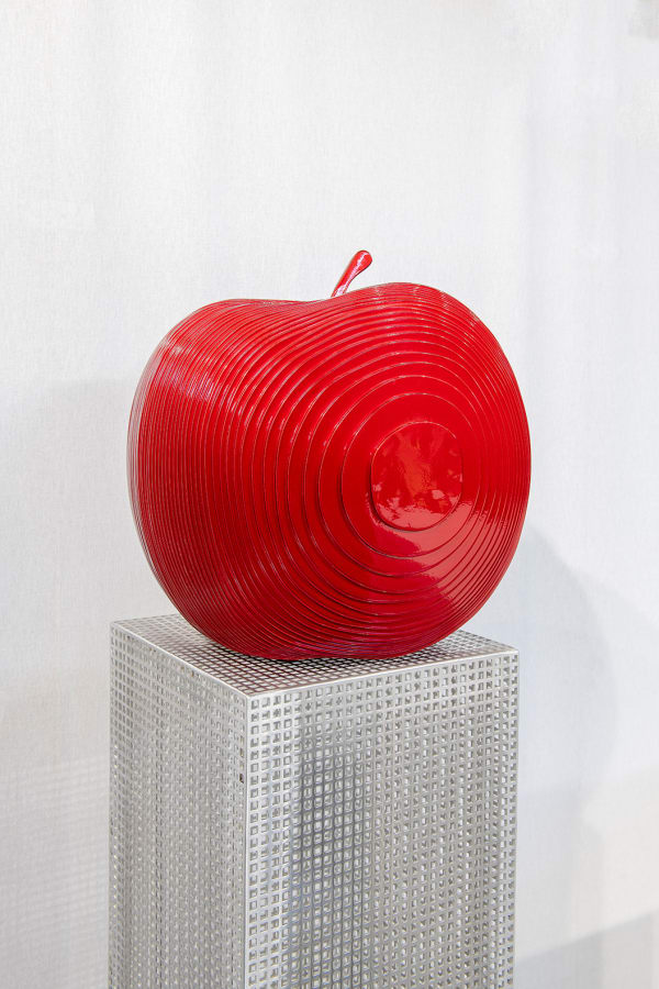 red apple sculpture bianca jean paul kala aluminium art contemporary sculpture Art Yi gallery Brussels art gallery