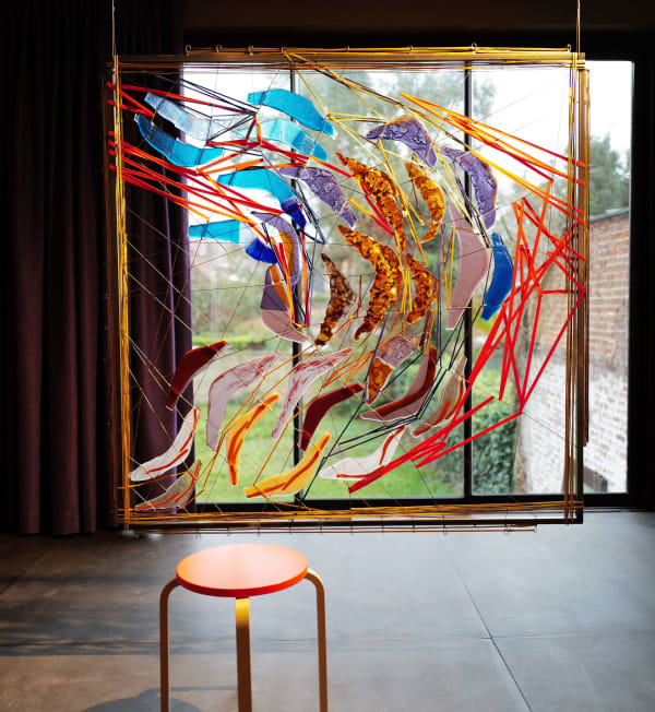 tussen de lijnen hedendaagse kunst wandinstallatie glaskunst mixed media maison Fabienne Decornet interieur abstracte kunst rode en gouden vissen Art Yi-galerij Kunstgalerij Brussel