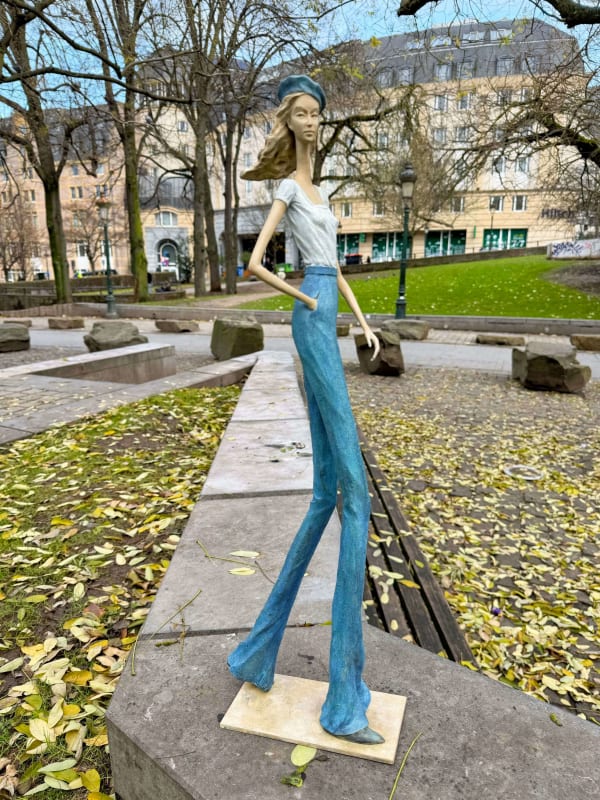Montmartre contemporary woman sculpture paris girl sculpture Hedwige Leroux bronze sculpture contemporary woman sculpture city girl sculpture are Art Yi gallery Brussels art gallery