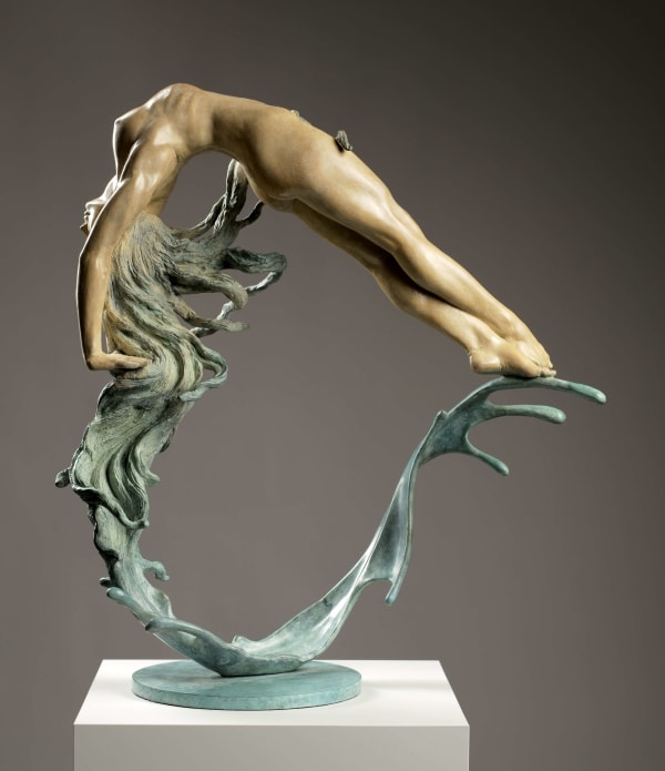 Herz des Horizonts Liang Binbin zeitgenössische Skulptur Bronzeskulptur eine schwimmende Frau Skulptur springt in einen Wasserkreis, der mit der blauen Aquawelle und dem Meer eine Herzform der Liebe bildet Skulptur Wasserskulptur Art Yi-Galerie Brüsseler Kunstgalerie