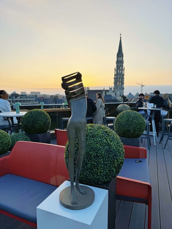 Isabel Miramontes, zeitgenössische Bronzeskulptur, abstrakte Kunst, Skulptur, Dekoration, Design, Minimalismus, Einschüchterung, eine Skulptur einer nackten Frau, die am Meer ihren Badeanzug auszieht