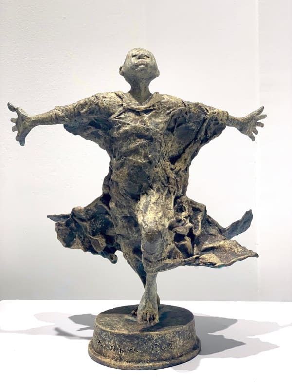 IIXV lieven d'haese hedendaags bronzen beeld een jongen die zijn arm opent tegen de wind om een nieuw avontuur te omarmen kinderbeeldhouwwerk kinderdroombeeldhouwwerk Art Yi kunstgalerie in brussel